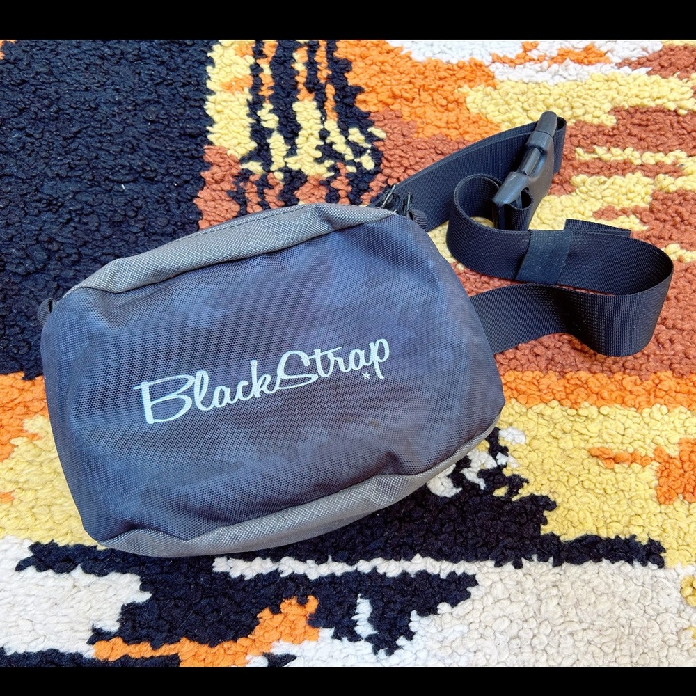 BLACK STRAP Fanny pack!!